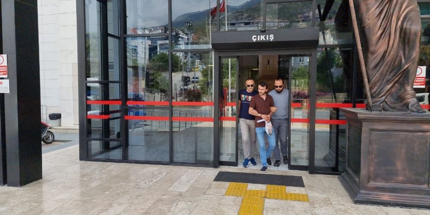 Antalya’da maskeli silahlı zincir market soyguncusu tutuklandı