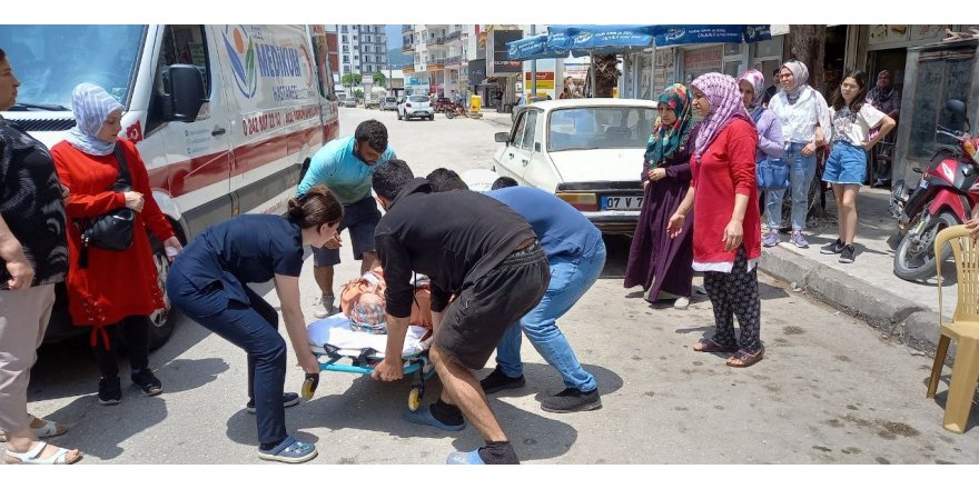 Sağlık çalışanları kazada araçta sıkışan sürücü için seferber oldu