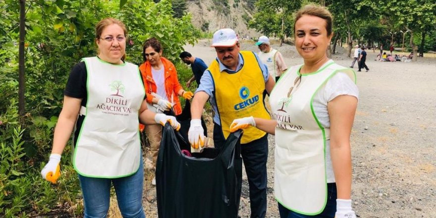 Çevre gönüllüleri mesire alanında çöp topladı