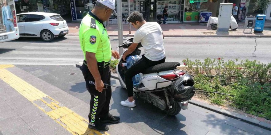 Ehliyetsiz ve kasksız olarak polise yakalandı, "9 aydır aynı işte ehliyetsiz çalışıyorum cezalar arka arkaya geldi" dedi