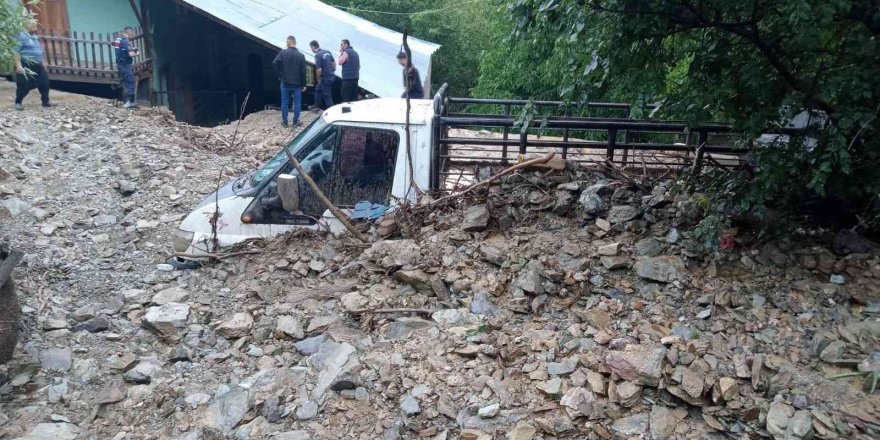 Adana’da şiddetli sağanak su taşkını ve heyelana sebep oldu, 1 araç sulara kapıldı