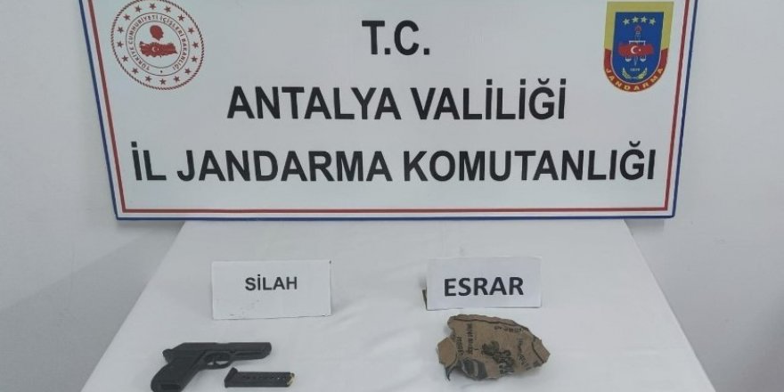 Şüpheli şahısların üzerinde ruhsatsız tabanca ve esrar bulundu