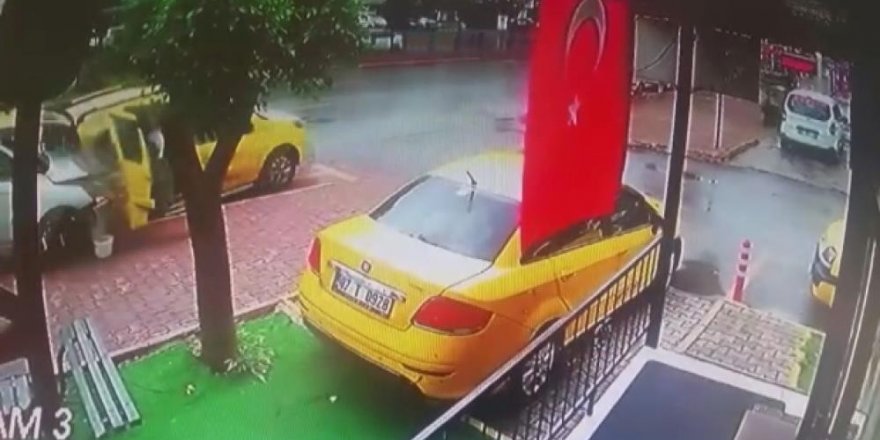 Park halindeki aracını temizlerken otomobilin çarptığı taksiciden acı haber geldi