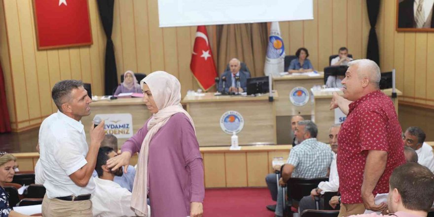 Akdeniz Belediye Meclisi’nde ’İstiklal Marşı’ ve ’Öcalan’ gerginliği