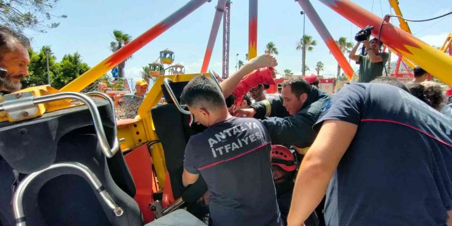 Antalya’da lunaparkta salıncak platformdan çıktı, 3 çocuk yaralandı