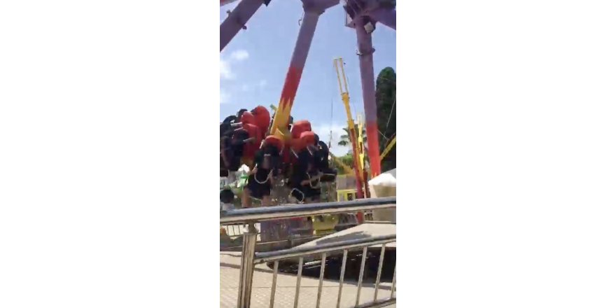 Antalya’da lunaparktaki salıncağın platformdan çıktığı anlar cep telefonu kamerasında