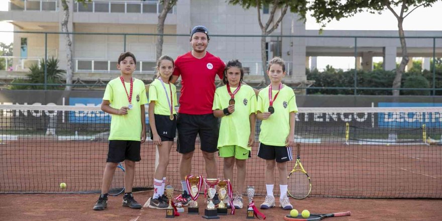 Mersin’in tenisçileri kupaya doymuyor