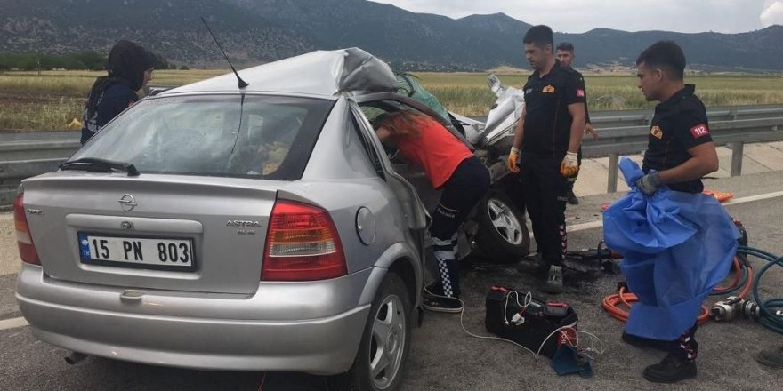 Tır ile çarpışan otomobildeki kadın öldü