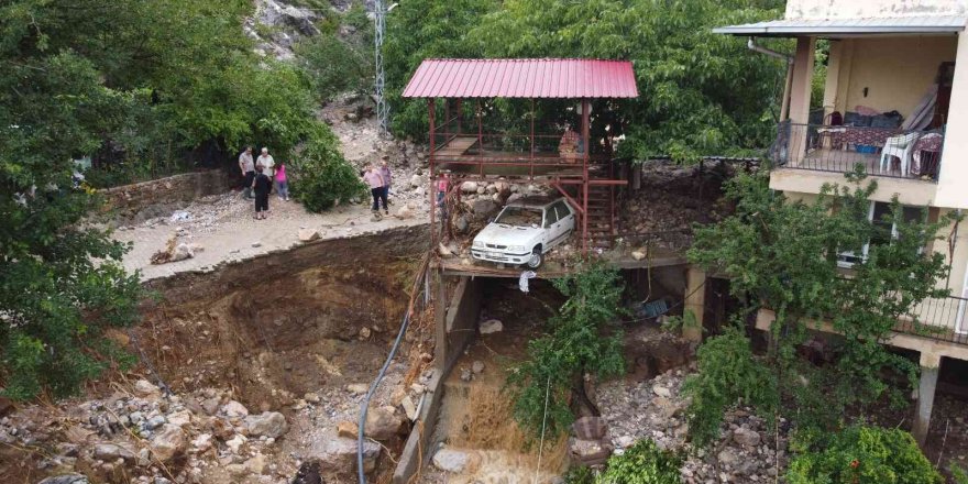 Adana’da afetin büyüklüğü havadan görüntülendi