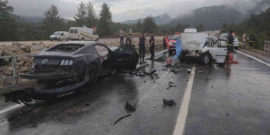 Antalya’da otomobiller kafa kafaya çarpıştı: 1 ölü, 3 yaralı