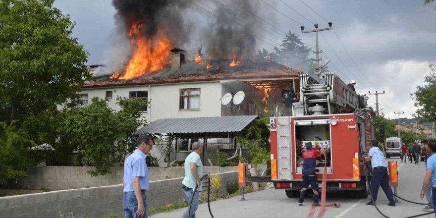 Burdur’da evin çatısını saran alevler paniğe sebep oldu