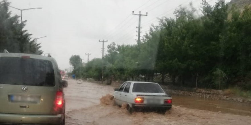 Elbistan Ve Ekinözü’nde Sağanak Yağış Hayatı Felç Etti