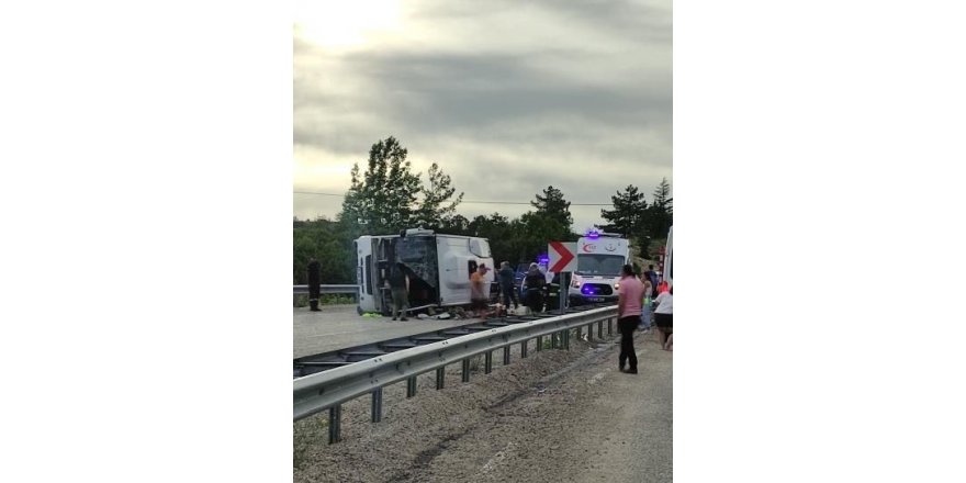 Turistleri taşıyan otobüs kaza yaptı: 1 ölü, 22 yaralı