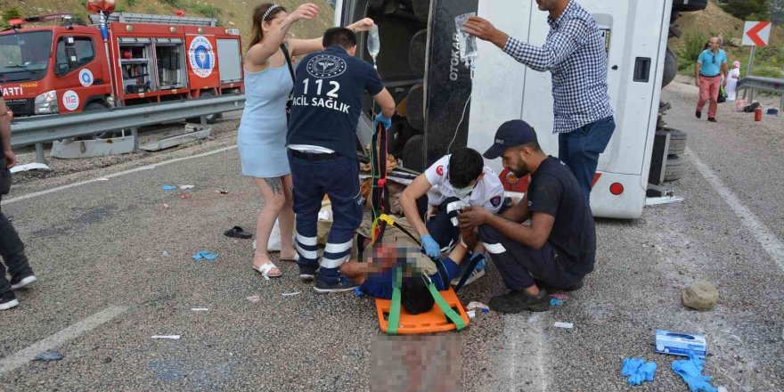 Yan yatan tur midibüsünde can pazarı yaşandı