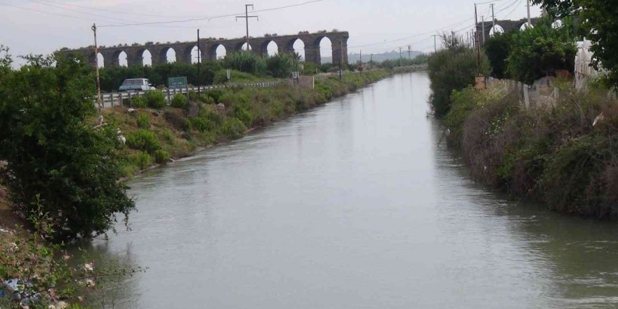 Antalya’da içme suyu ana borusu patladı, ortaya şelaleyi andıran görüntüler çıktı