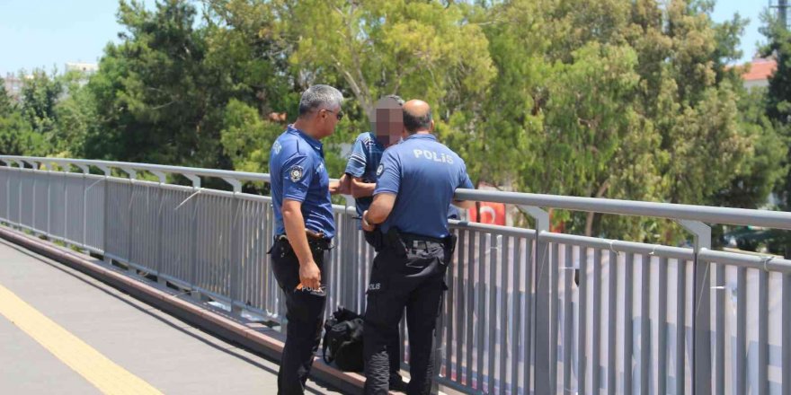 Polis üst geçitteki intihara teşebbüsü önledi