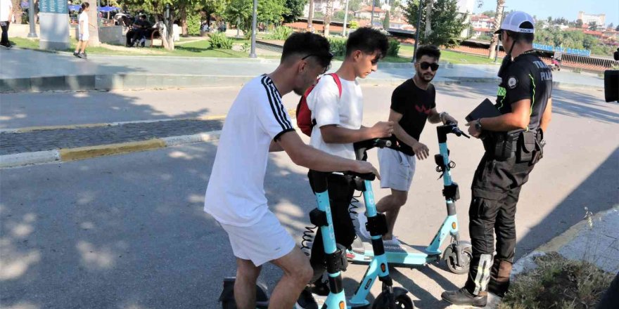 Antalya’da tramvay yolunu ve kaldırımı kullanan scooter kullanıcılarına şok denetim