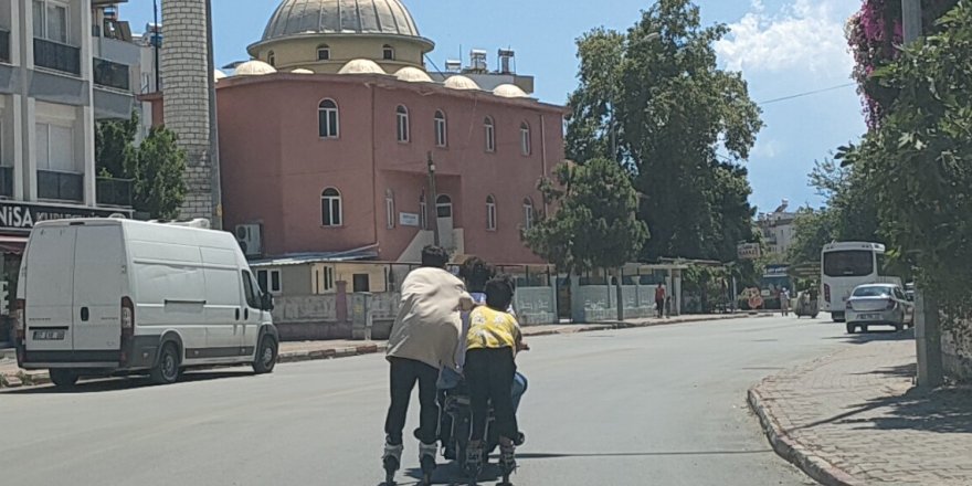 Antalya’da 2’si patenli, 5 çocuğun trafikteki tehlikeli yolculuğu