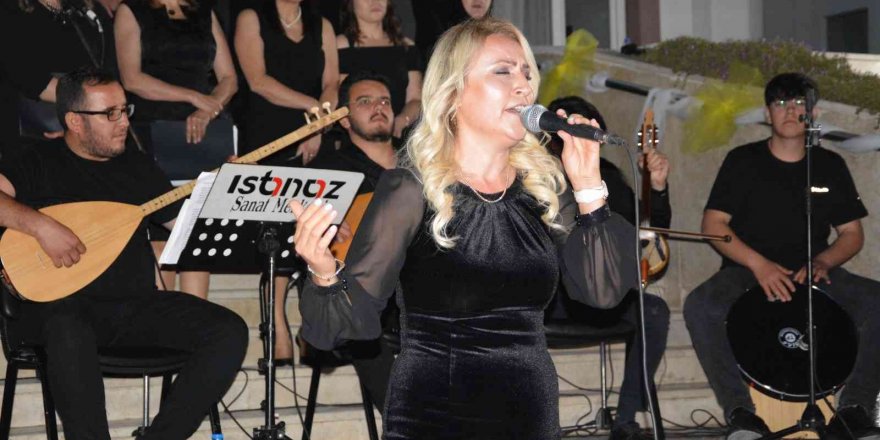 Öğretmenlerden Türk halk müziği şöleni
