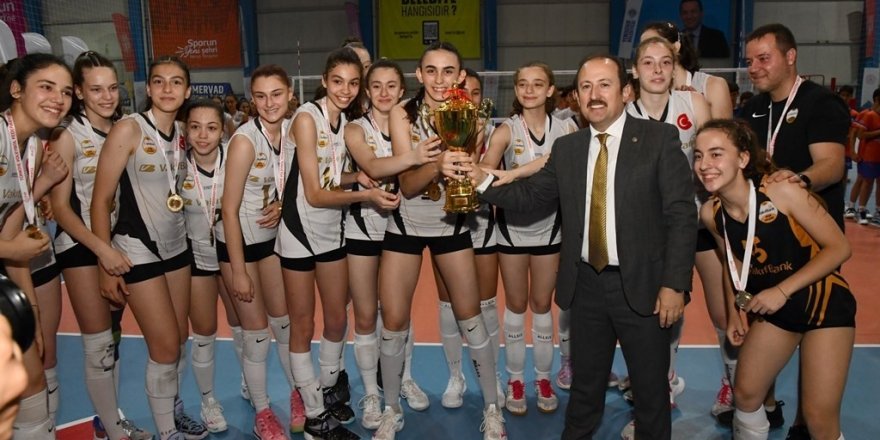 Vali Pehlivan, voleybolun şampiyonlarına ödüllerini verdi