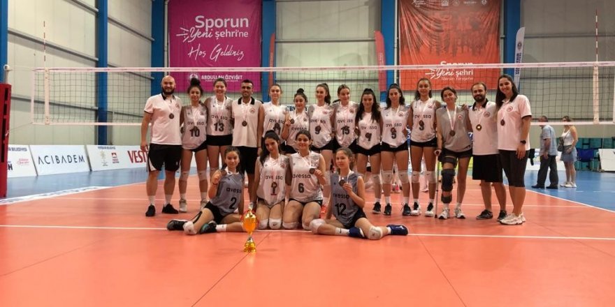 Döşemealtı Küçük Kız Voleybol Takımı Türkiye üçüncüsü oldu