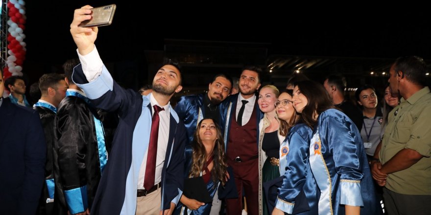 Akdeniz Üniversitesi’nden 10 bin öğrenci törenle mezun oldu