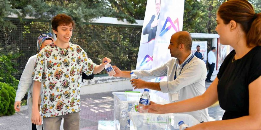 Mersin Büyükşehir Belediyesi, YKS’ye giren öğrencilerin heyecanına ortak oldu