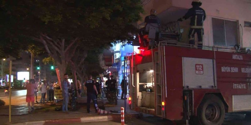 Berber dükkanındaki yangın apartman sakinlerini sokağa döktü