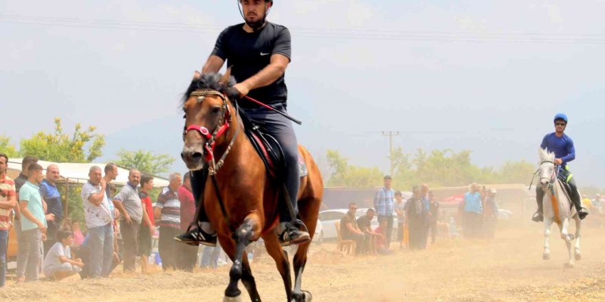 Osmaniye’de rahvan at yarışları nefes kesti