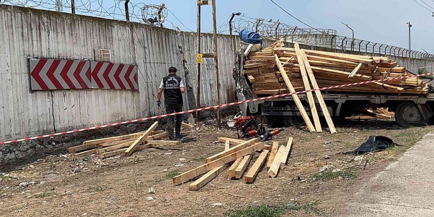 İskenderun’da freni boşalan kamyonet duvara çarptı, sürücü hayatını kaybetti