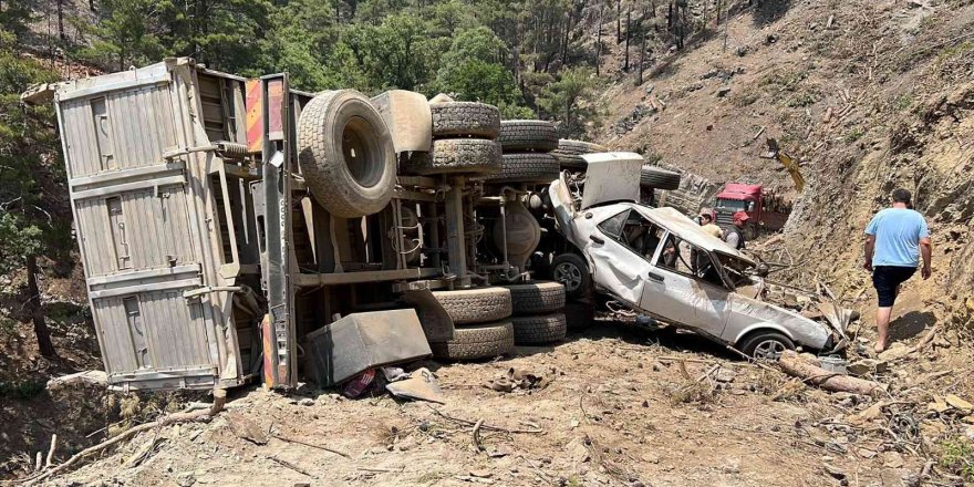 Rampa aşağı park edilen kamyon önündeki otomobili uçuruma doğru sürükledi