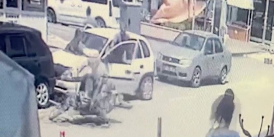 Kontrolsüz açılan otomobil kapısına çarpan motosikletli yaralandı