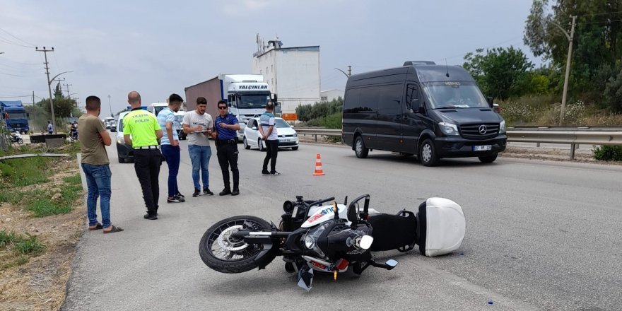 Kazada yaralanan polisin elini tutan vatandaş başından ayrılmadı