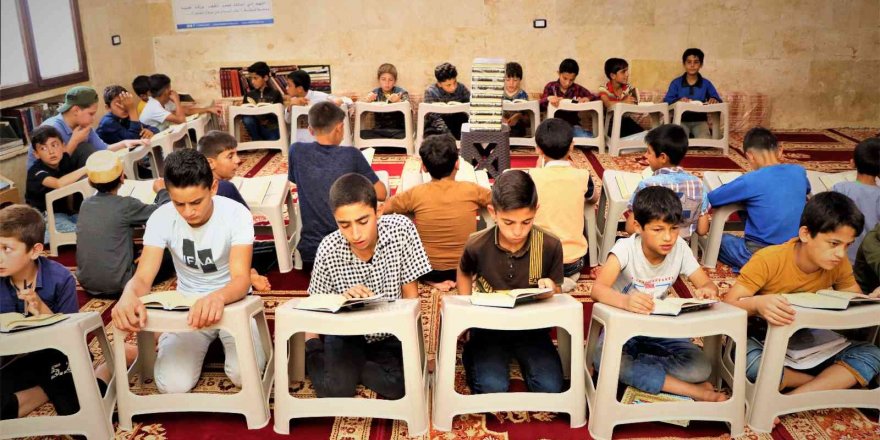 Suriye’deki öğrencilere Kur’an-ı Kerim hediye edildi
