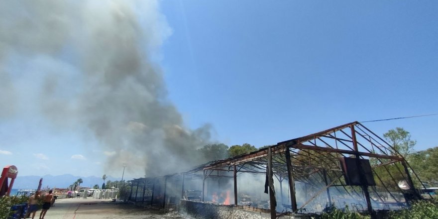 Antalya’da plaj işletmesinde korkutan yangın