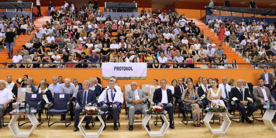 Toros Üniversitesi’nde mezuniyet coşkusu