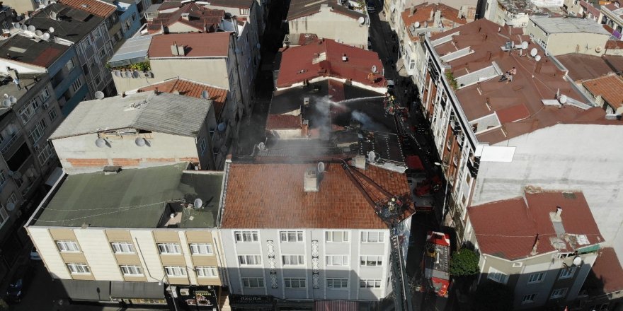 Bayrampaşa’da bir binanın çatısında çıkan yangında 100 güvercin telef oldu