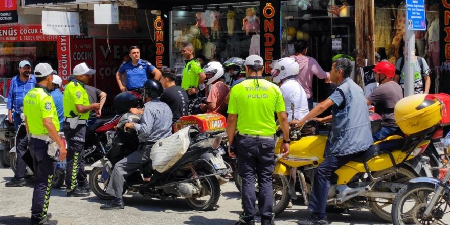 Samandağ’da trafik polisleri, motosiklet sürücülerine bilgilendirme yaptı