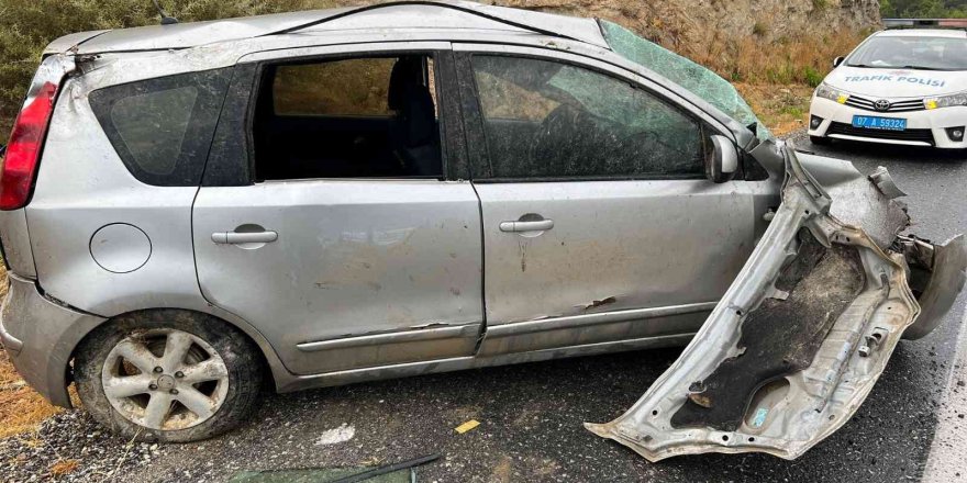 Yağmurdan kayganlaşan yolda üst üste trafik kazaları: 2 yaralı