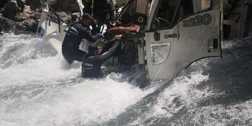 Alanya’da devrilen kamyondaki 1 kişi Alara Çayının sularına kapılarak kayboldu