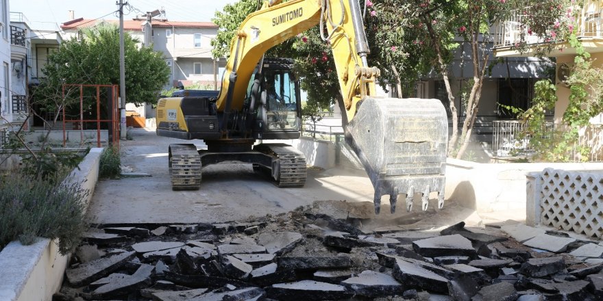Burhaniye’de yollar yenileniyor