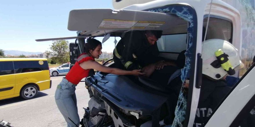 Kaza yerinden geçerken duyarsız kalmadı ambulans gelinceye kadar kurtarma ekiplerine destek verdi