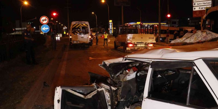 Adana’da otomobil işçi servisine arkadan çarptı: 6 yaralı