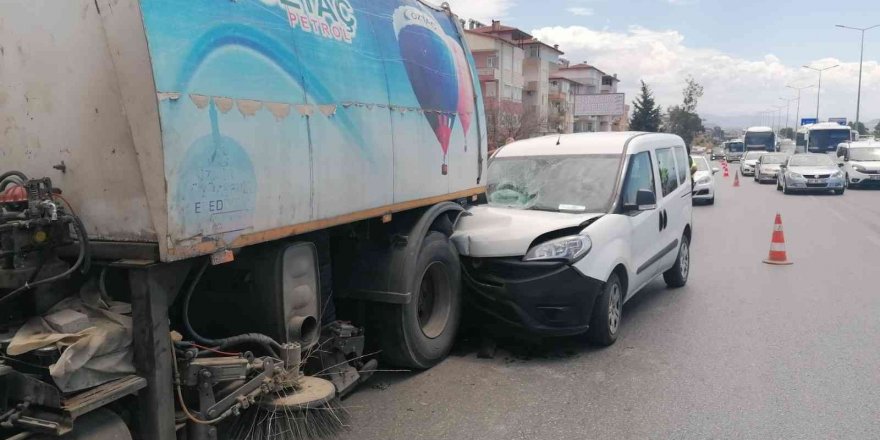 Yol temizleme aracına çarpan aracın sürücüsü yaralandı