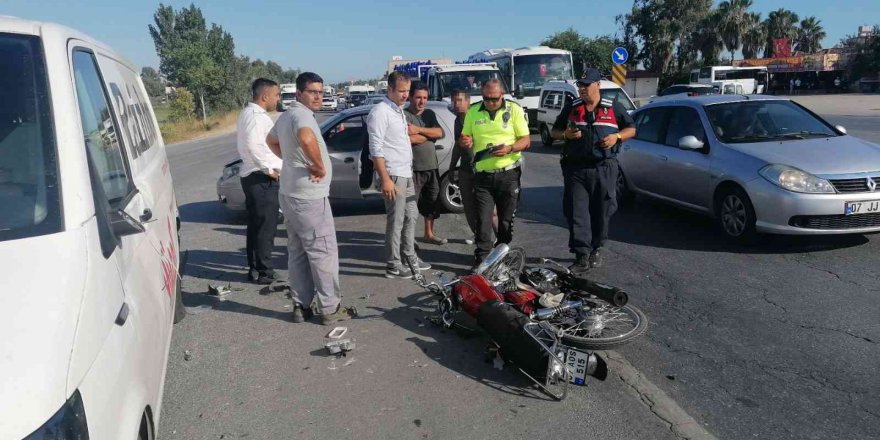 Manavgat’ta otomobile çarpan motosikletin sürücüsü ağır yaralandı