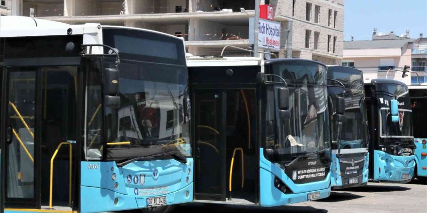 Antalya’da turizm sezonu açıldı, toplu taşıma araçları şoförsüz kaldı