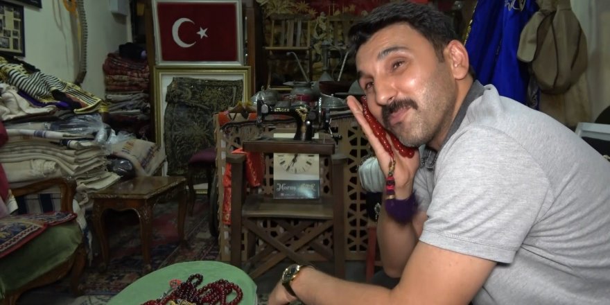 Asırlık tespihine gözü gibi bakıyor