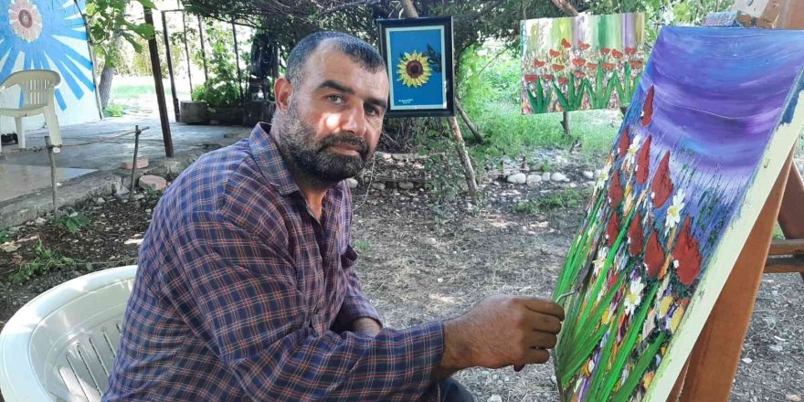 Şehrin gürültüsünden kaçıp köyüne yerleşti, yaptığı resimler göz dolduruyor