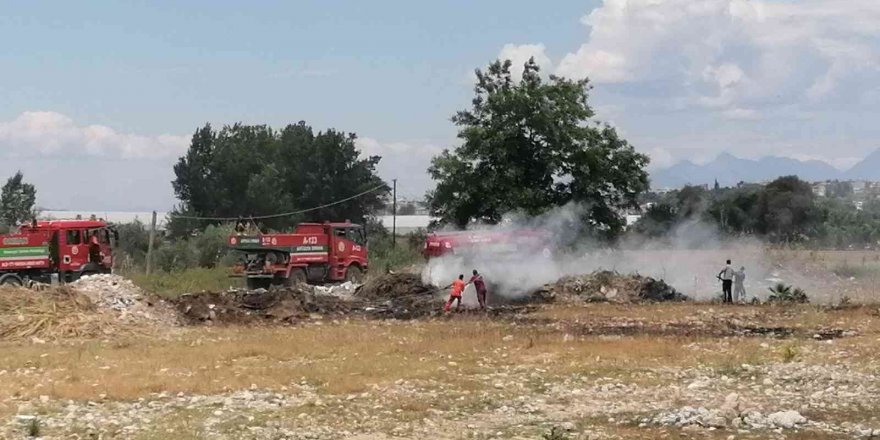 Manavgat’ta boş arsalardaki kuru otlar yangın tehlikesi oluşturuyor