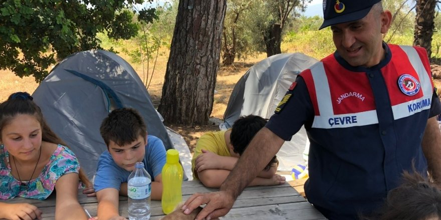 İzcilik kampında jandarma tarafından temiz çevre ve doğa etkinliği